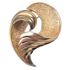 Crown Trifari Pin Brooch Elegant Swirl Gold Tone Vintage 1955 - 1969